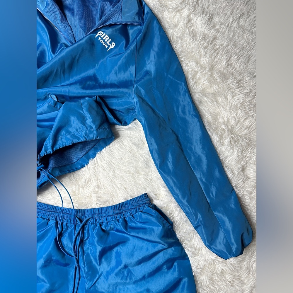 Sorella Girls tour Medium windbreaker short set